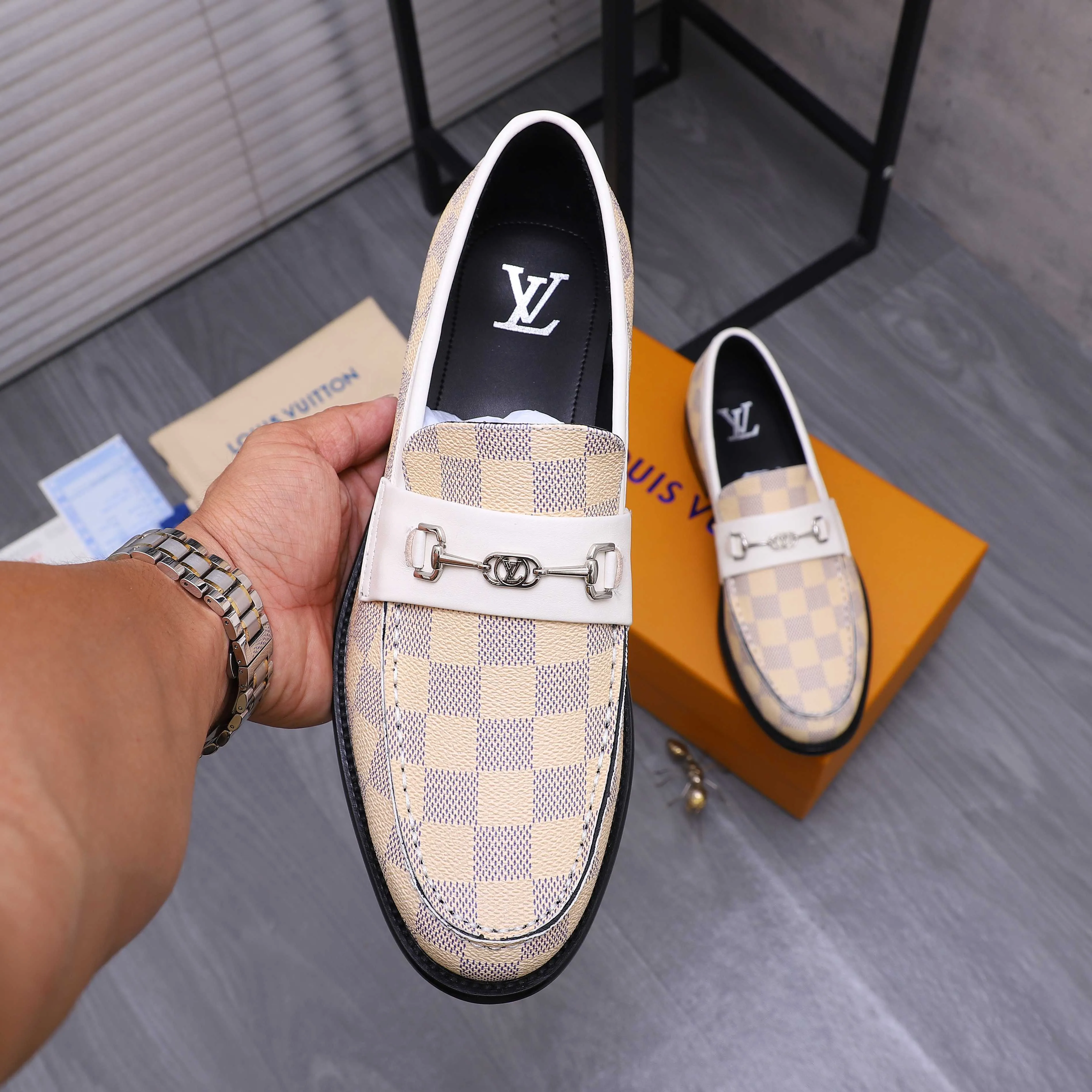 Men's shoes 💰660 Product trademark: LV [Louis Vuitton] business casual slip-on leather shoes, regular size. Size: 39-44 (38.45 custom-made, non-returnable) Product materials: Selected classic plaid upper, cowhide lining, original outsole